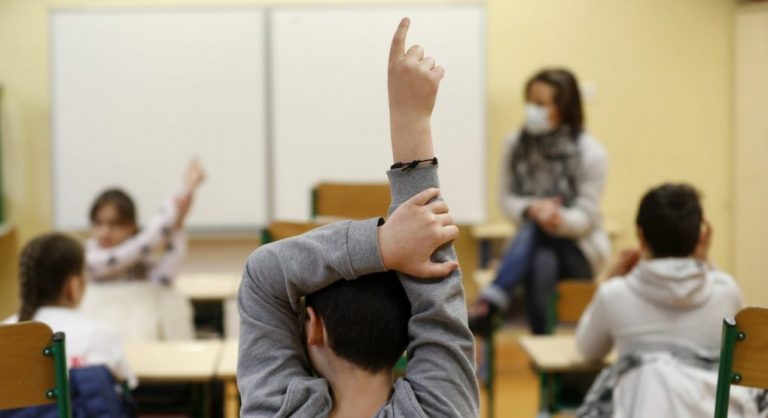 IU denuncia la supresión de plazas escolares en los centros públicos onubenses