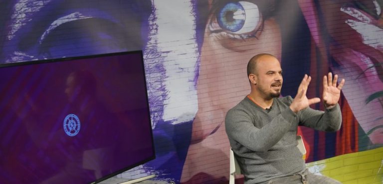 Manomatic reivindica el papel de la mujer desde la prehistoria con un mural en la Facultad de Trabajo Social de la Onubense