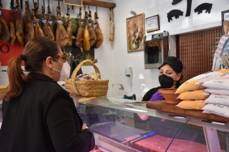 El Ayuntamiento reparte entre los comercios distintivos con el lema ‘Punta Umbría por la Igualdad’