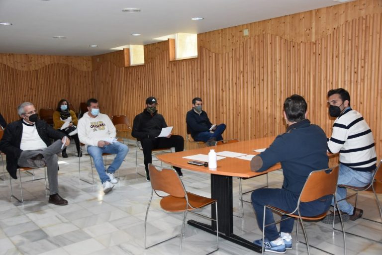 El Ayuntamiento de Punta se reúne con los taxistas locales para modernizar el sector