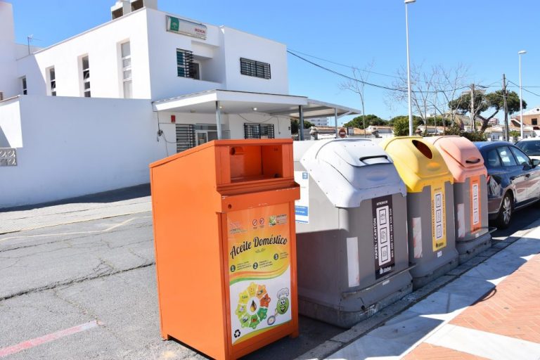 Punta Umbría instala 17 nuevos contenedores para la recogida de aceite doméstico
