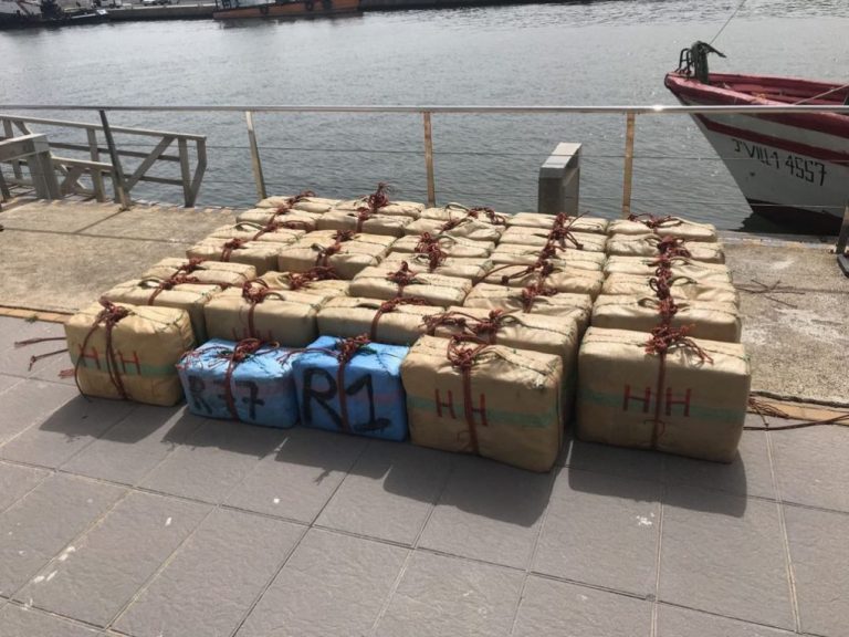 A prisión dos personas que transportaban este viernes 1.020 kilos de hachís en un pesquero en Mazagón