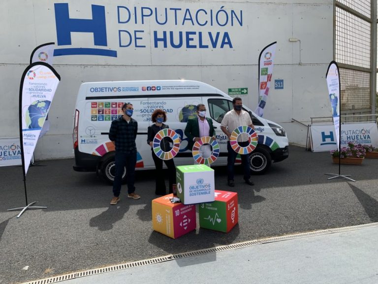 Cooperación Internacional rotula una furgoneta para un proyecto de fomento de valores solidarios en la provincia de Huelva