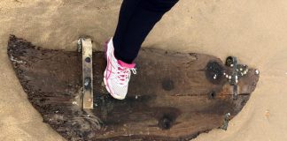 Hallan en Isla Cristina la pala del timón de un navío de antes del XIX