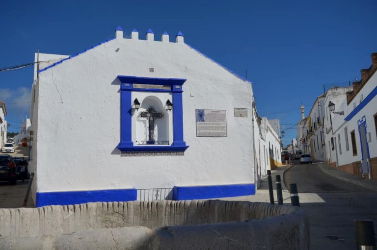 La hornacina del pozo de la villa de Ayamonte vuelve a lucir impecable