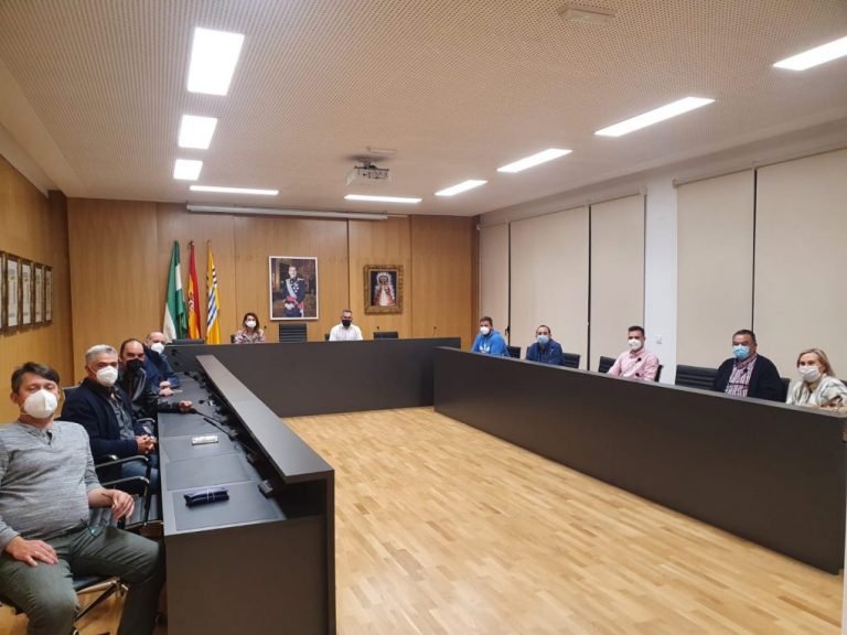 El Ayuntamiento de Isla aborda con las hermandades locales acercar la Semana Santa a los vecinos