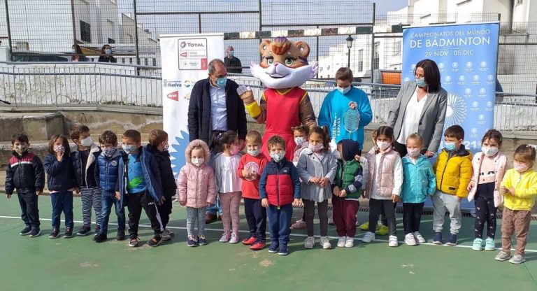 La mascota ‘Onuba’ promociona el Mundial de Bádminton de Huelva entre escolares de Aljaraque