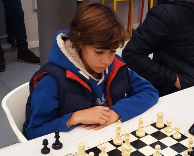 Un menor de Lepe se proclama el mismo fin de semana campeón provincial de ajedrez y de tenis