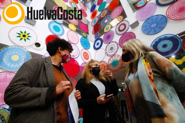 Unas 300 mujeres de Cartaya tejen más de mil aros de croché para entoldar las calles del centro