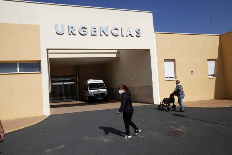 Estudian adaptar los horarios del transporte público para facilitar el acceso al Virgen Bella de Lepe