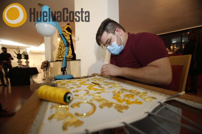 Lepe, Ayamonte e Isla trasladan su Semana Santa a teatros, balcones y al móvil