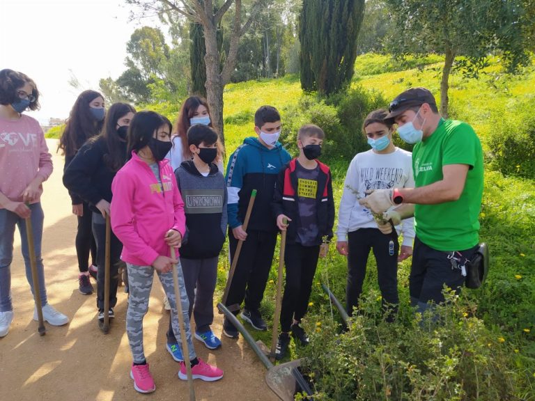 Alumnos de institutos de Huelva colaboran en la reforestación del Parque Moret