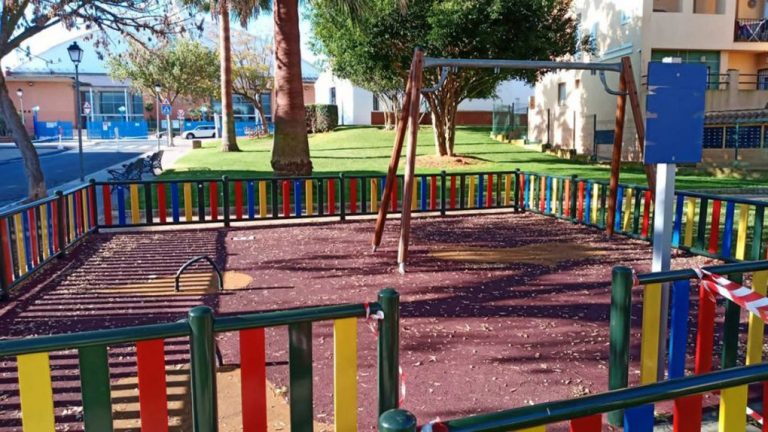 Roban un columpio, un tobogán y un balancín en un parque infantil de Lepe