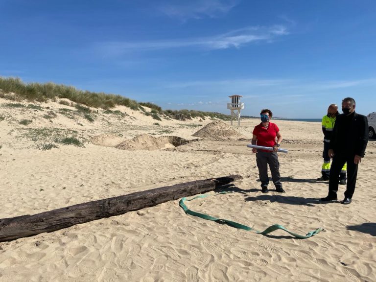El alcalde de Isla se interesa por los restos de lo que podría ser la quilla de un navío del siglo XVIII