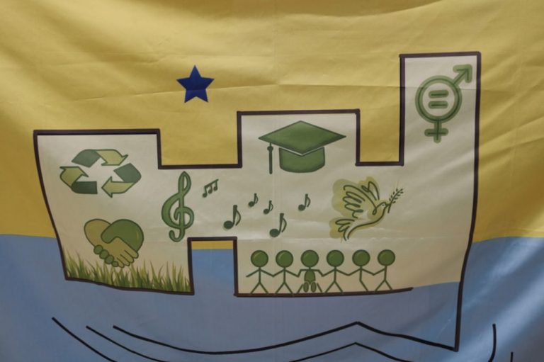 El Castillo de los Zúñiga de Cartaya diseña una bandera que refleja la diversidad del colegio