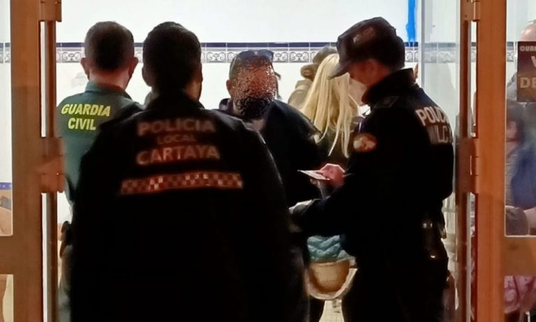 Desalojan un local y denuncian a 10 personas por una fiesta ilegal en Cartaya