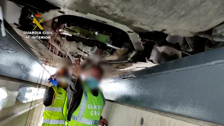 Intervienen 2 kilos de ‘coca’ dentro del motor de un vehículo en el Puerto de Huelva