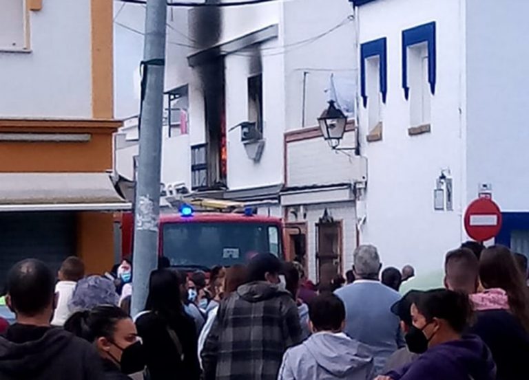 Vecinos rescatan a dos mayores de una casa en llamas en Isla Cristina