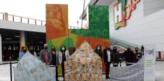 Alumnos de un instituto de Isla exponen en Huelva ‘mascarillas gigantes’ para concienciar sobre su uso