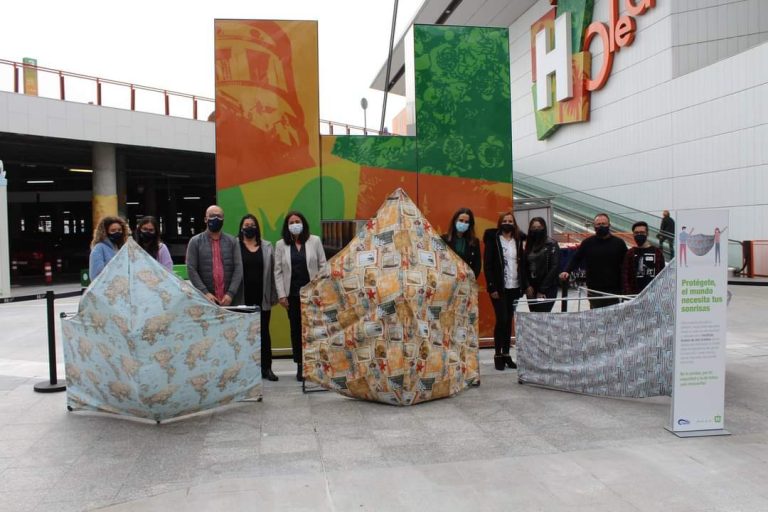 Alumnos de un instituto de Isla exponen en Huelva ‘mascarillas gigantes’ para concienciar sobre su uso