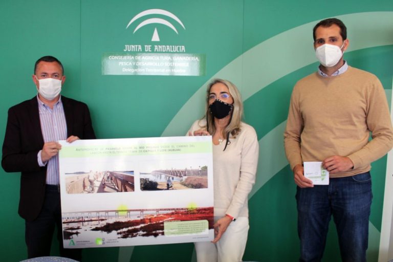 Cartaya aborda con la Junta el proyecto de una pasarela que cruce el Piedras entre el Lancón y el Terrón