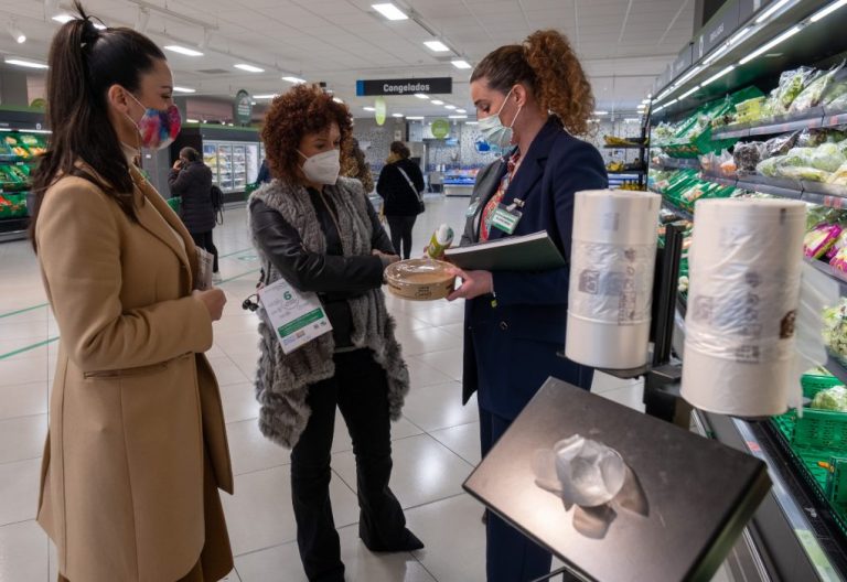 La presidenta de Diputación conoce en Lepe el nuevo modelo de ‘tienda eficiente’ de Mercadona