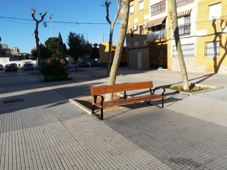 Punta restituye mobiliario urbano deteriorado en las barriadas Santa Cruz y El Carmen
