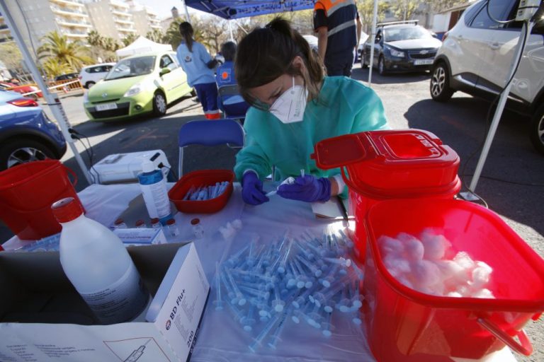 Salud extiende la vacunación a los colectivos esenciales de 56 a 65 años de edad