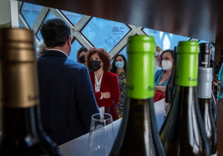 La viticultura y el camino del Tinto centran el ‘Pueblo a pueblo’ de la presidenta de la Diputación en Bollullos y La Palma