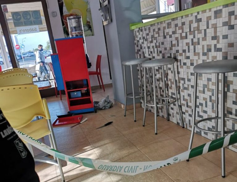 Asaltan un bar en Cartaya y dejan restos de sangre tras cortarse con un cuchillo