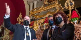 La presidenta de la Diputación de Huelva entrega un ramo de flores a la Hermandad del Santo Entierro