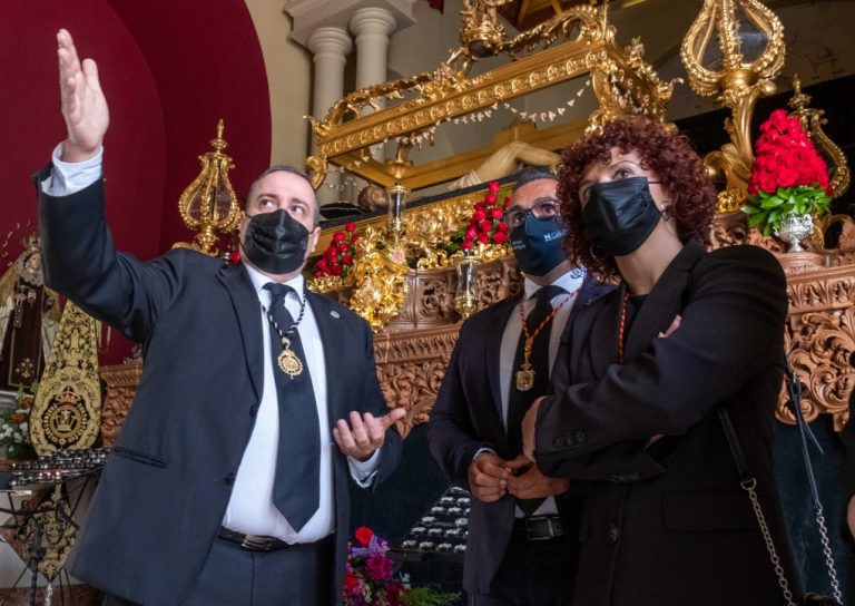La presidenta de la Diputación de Huelva entrega un ramo de flores a la Hermandad del Santo Entierro