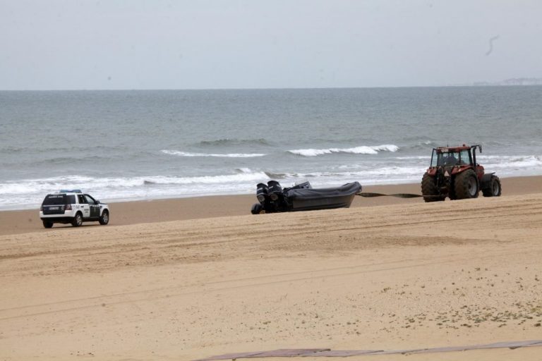Hallan una ‘narcolancha’ abandonada en plena playa urbana de Punta Umbría
