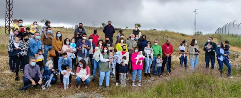 Castillejos planta un árbol por cada uno de los 19 bebés nacidos en el municipio