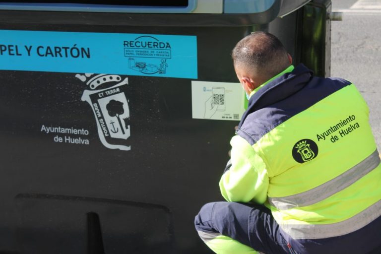 Huelva incorpora códigos QR a sus contenedores de basura para resolver dudas y comunicar incidencias