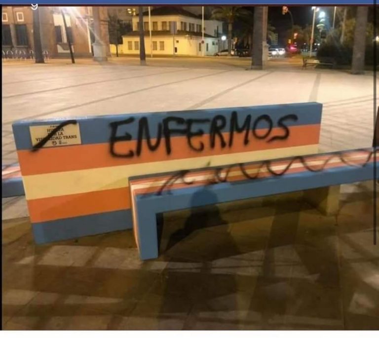 Leen un manifiesto contra los actos vandálicos que sufrió el banco pintado con los colores trans en Huelva