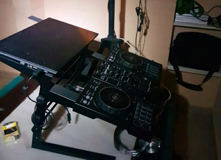 Aljaraque: denunciados 20 jóvenes en el desmantelamiento de una fiesta ilegal en una nave