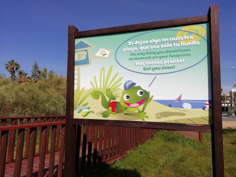 Islantilla renueva la cartelería informativa de acceso a la playa desde el paseo marítimo