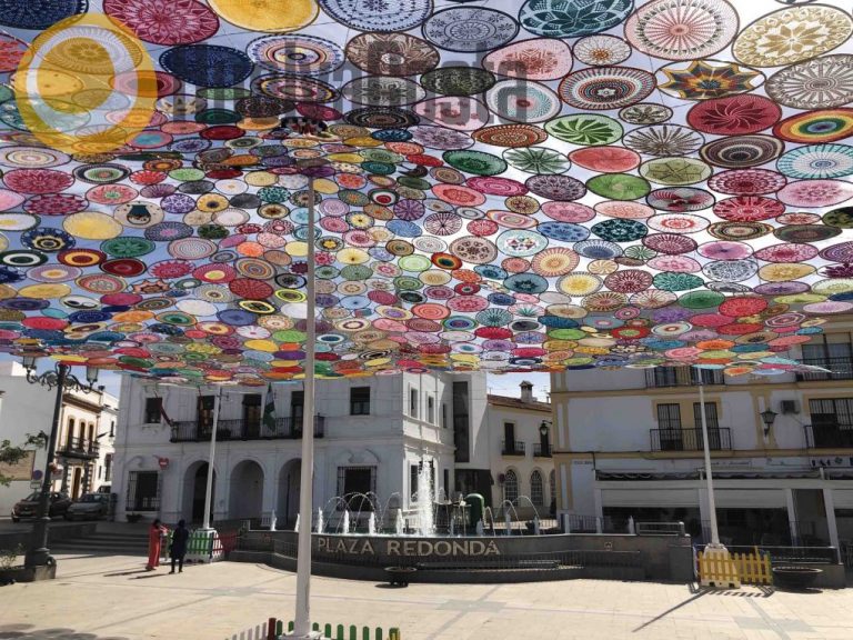 Cartaya entolda sus calles del centro con un millar de aros de croché elaborados por unas 300 mujeres