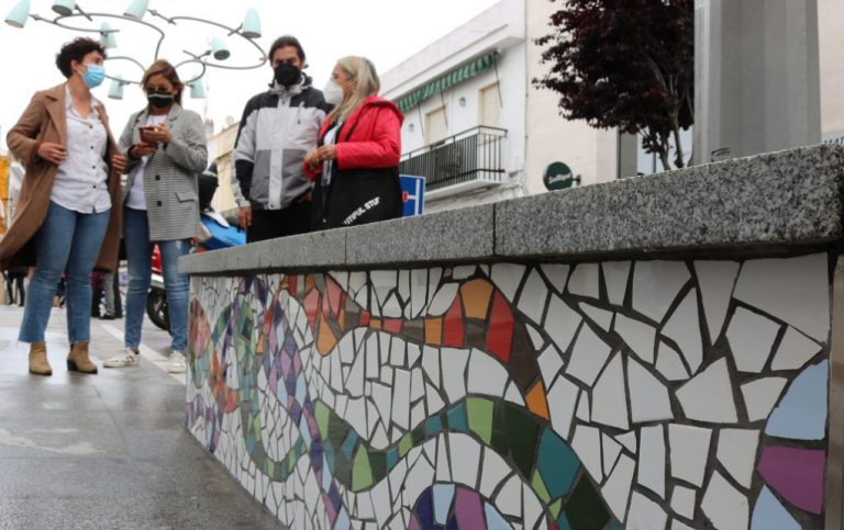 Un mosaico cerámico da colorido a las farolas de la calle Convento de Cartaya