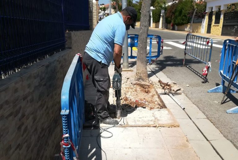 El Ayuntamiento de Punta continúa en El Portil su  campaña de mejoras en la vía pública