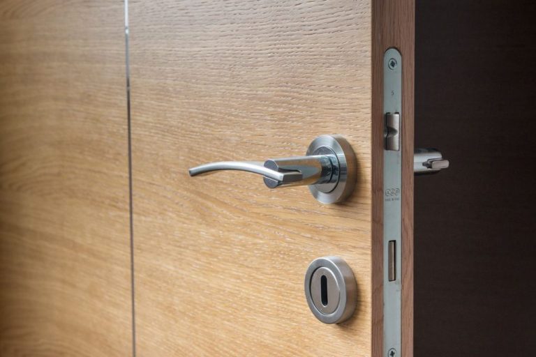 Ocupa una vivienda en Aljaraque e instala una alarma para que no le roben