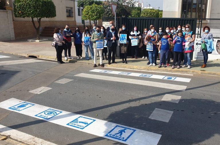 Aljaraque adapta sus pasos de peatones a personas con autismo con la rotulación de pictogramas