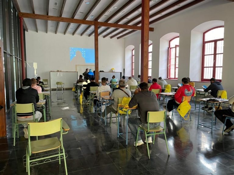 Un total de 25 alumnos participan desde este lunes en Isla en un curso de formación para el marisqueo