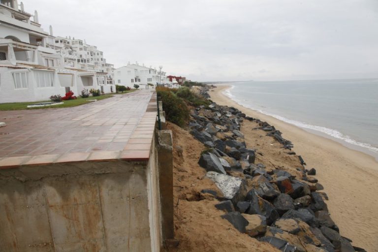 Vecinos y Ayuntamiento se unen para pedir una “actuación inmediata” en la playa de El Portil