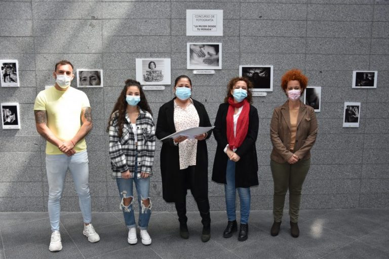 Paula Sousa recoge el primer premio del Concurso de Fotografía ‘La mujer desde tu mirada’ de Punta Umbría