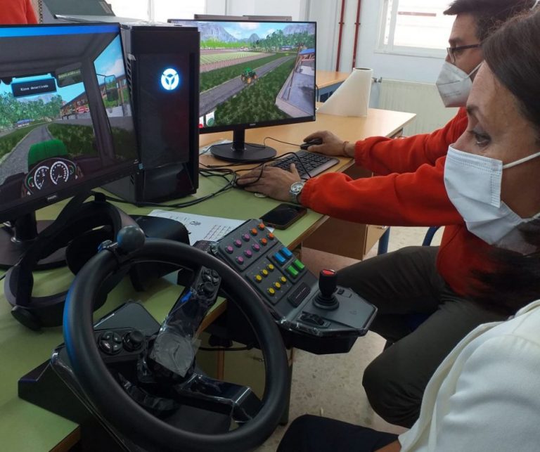 Alumnos de Secundaria de Cartaya aprenderán a manejar tractores gracias a la realidad virtual