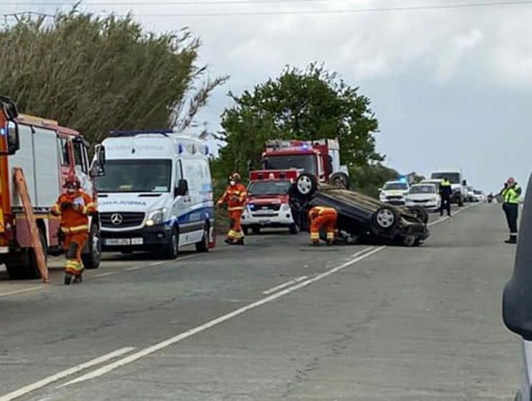 Cinco heridos en una colisión entre dos turismos en San Juan del Puerto
