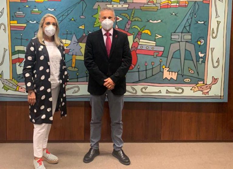 Pepa Bayo muestra el proyecto del Faro de El Rompido como espacio cultural al presidente de Puertos del Estado en Madrid