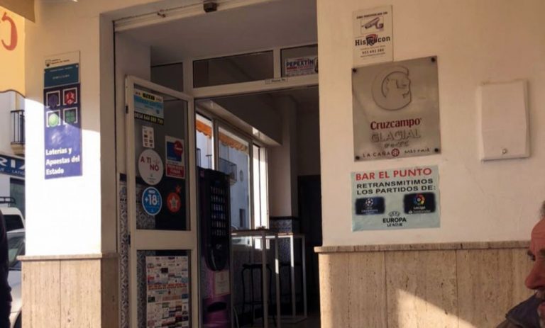 Dos vecinos de Cartaya salvan la vida a otro que se atragantó con una tostada en un bar de la localidad